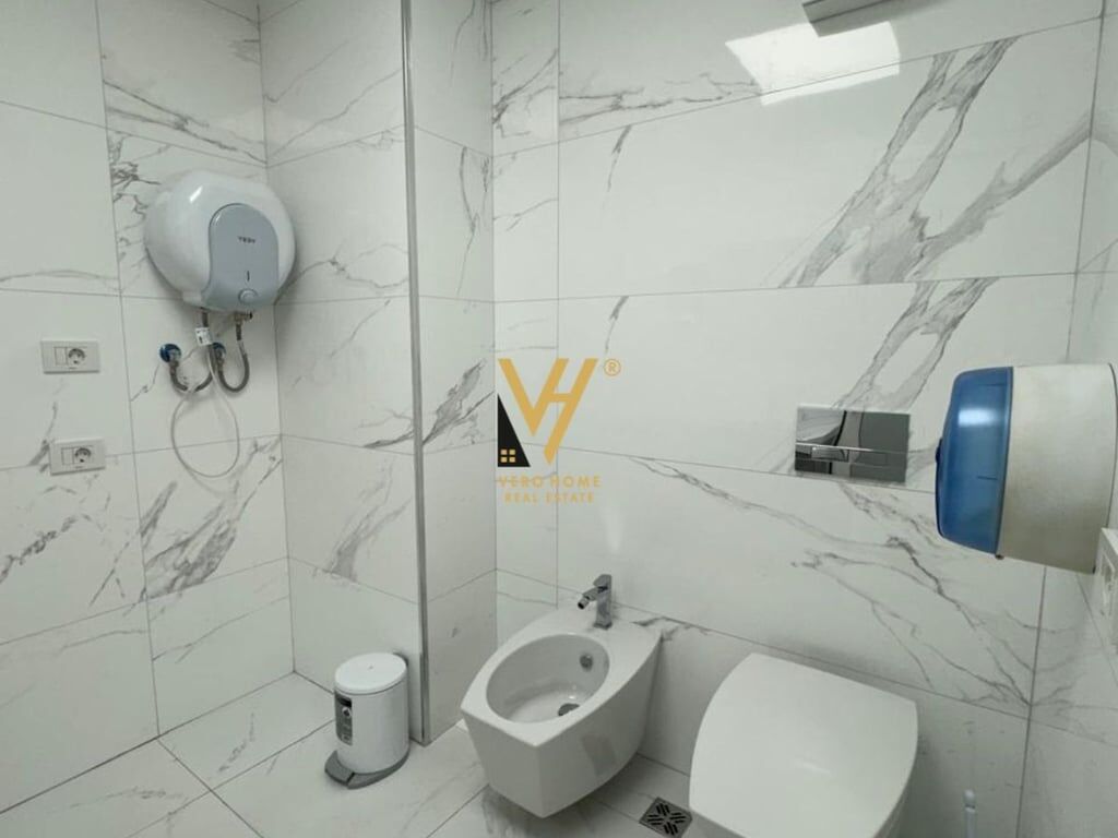 JEPET ZYRE 150M2 ME QERA TE RRUGA E ELBASANIT 1.700 EURO