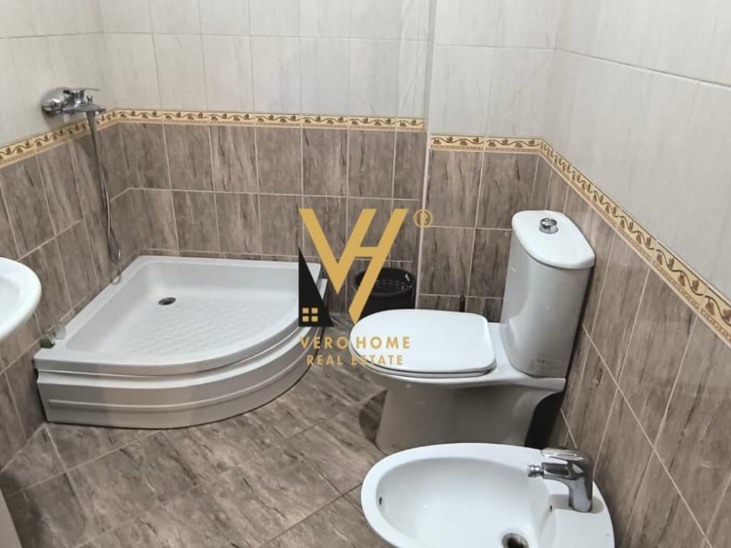JEPET ZYRE 130 M2 ME QERA TE KOMUNA E PARISIT 1.200 EURO