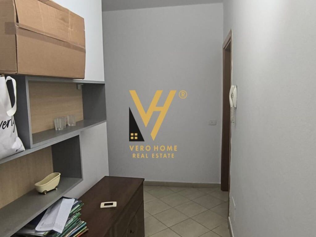 JEPET ZYRE 130 M2 ME QERA TE KOMUNA E PARISIT 1.200 EURO