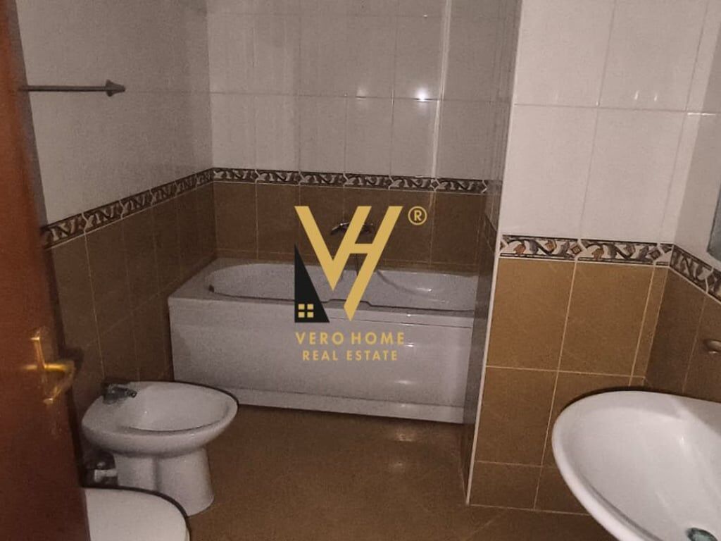 JEPET ZYRE 130 M2 ME QERA TE KOMUNA E PARISIT 1.200 EURO