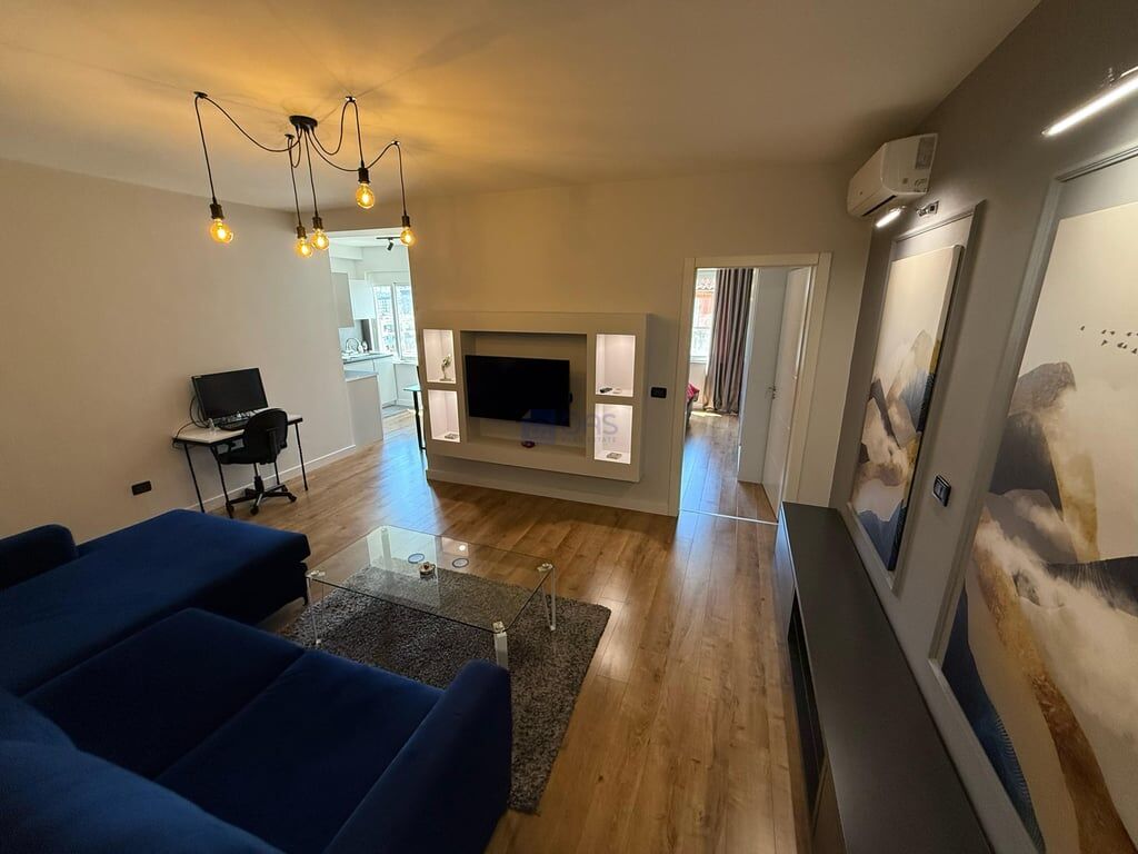 A 1+1 apartment is for rent in Komuna Paris for 700 euros.