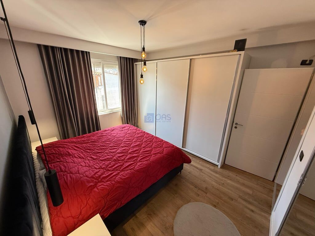 A 1+1 apartment is for rent in Komuna Paris for 700 euros.