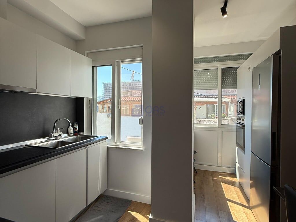A 1+1 apartment is for rent in Komuna Paris for 700 euros.