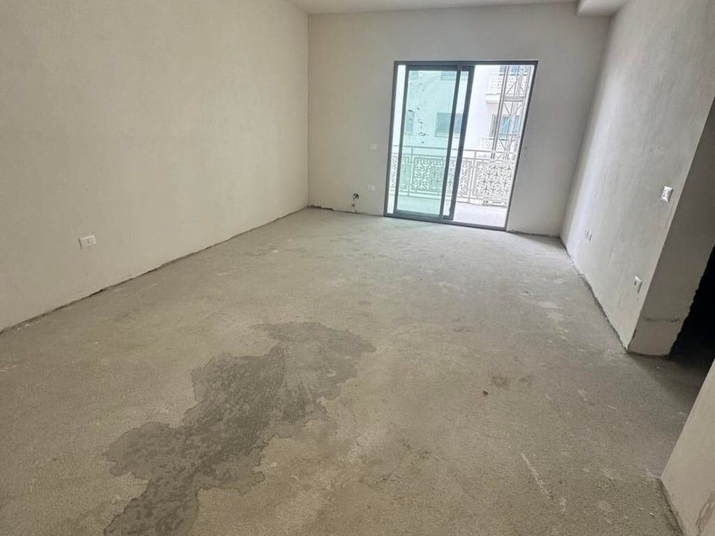 AFFITTIAMO UN AMBIENTE PER UFFICIO 2+1+2, 125M2 IN FUSHA E AVIACIONIT