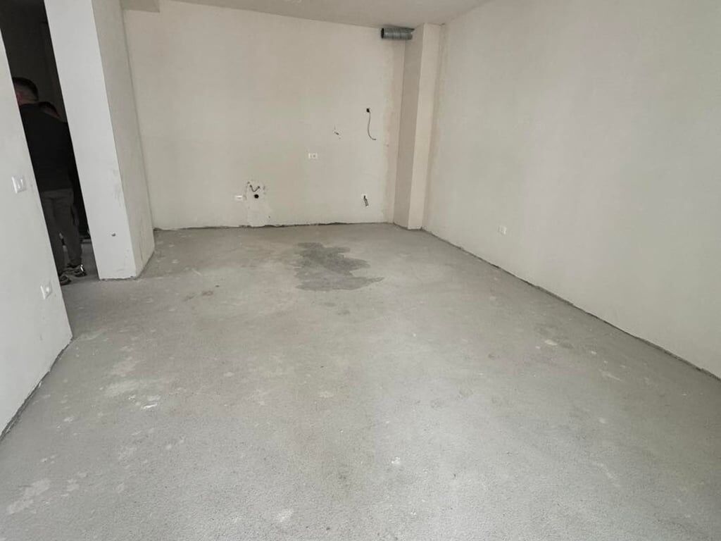AFFITTIAMO UN AMBIENTE PER UFFICIO 2+1+2, 125M2 IN FUSHA E AVIACIONIT