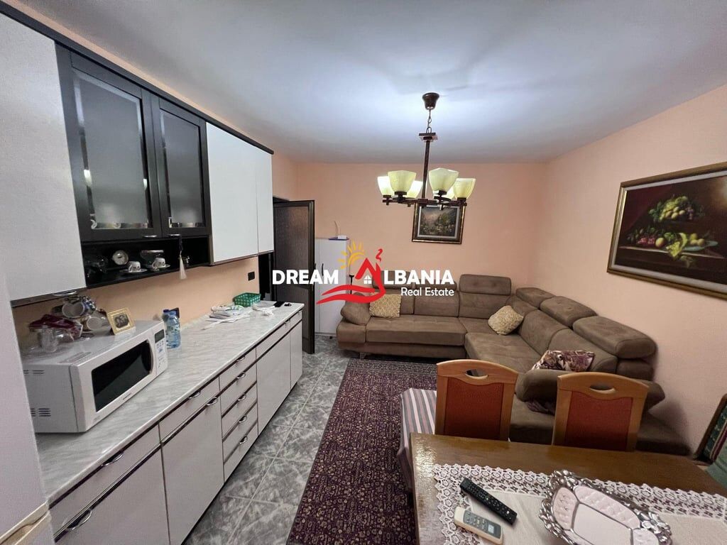 2+1 apartment for rent at Pazari i Ri, near "Shkolla e Kuqe" in Tirana (ID 42215255)
