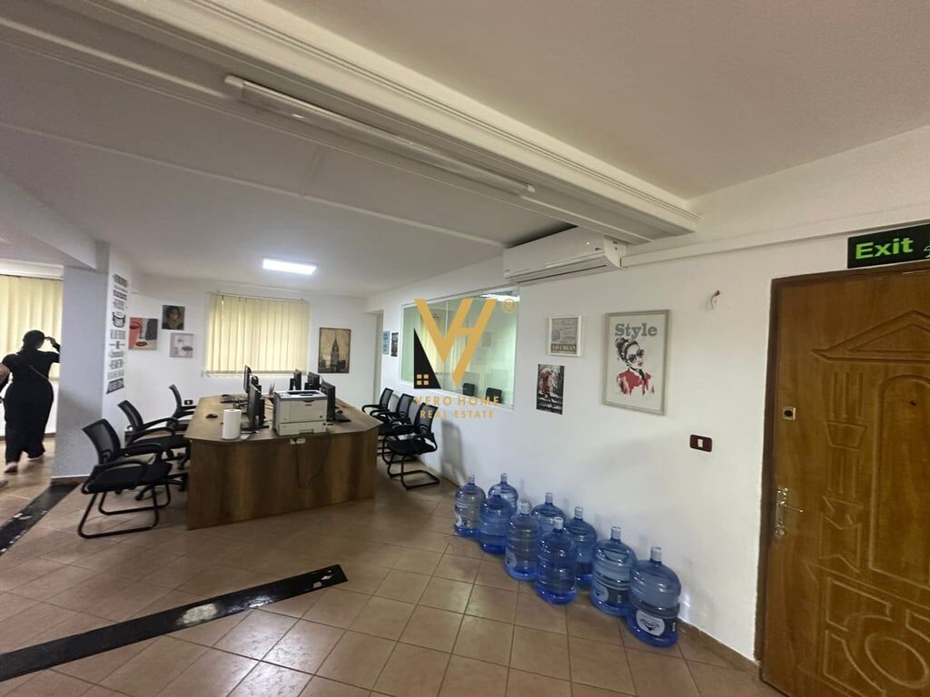 JEPET ZYRE 120 M2 ME QERA TE ISH PARKU 900 EURO