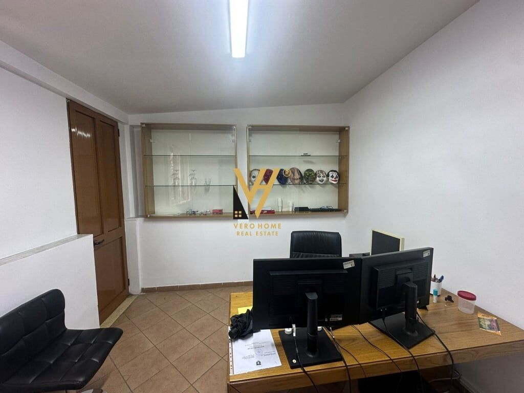 JEPET ZYRE 120 M2 ME QERA TE ISH PARKU 900 EURO