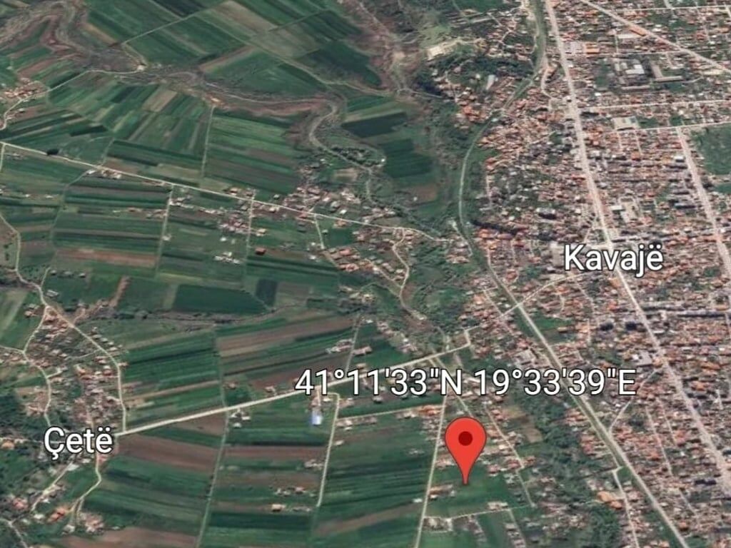 Çete, Shitet truall per vile 4 min nga qendra Kavaje, afer rruges Çetes.