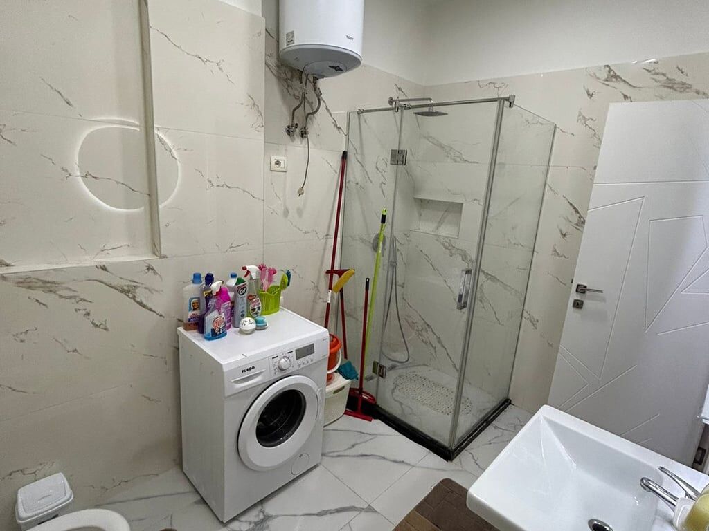 Jepet me qera apartament 1+1 tek Liqeni i Thate