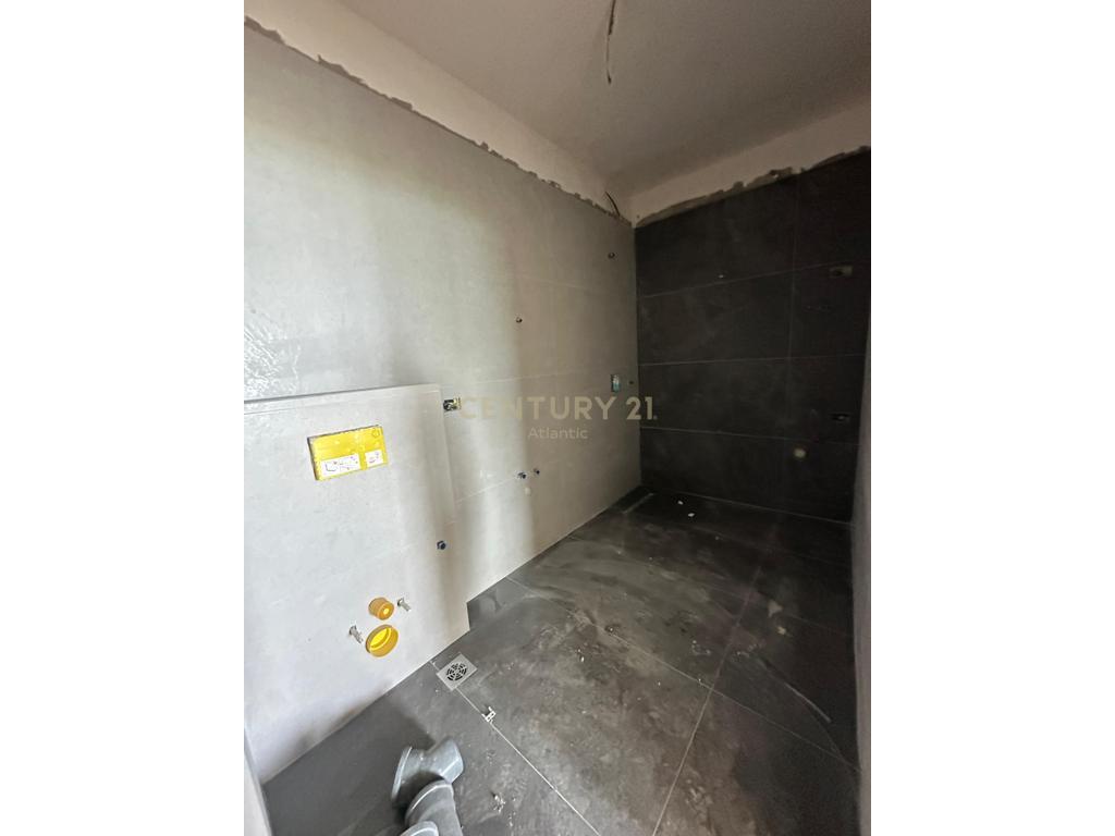 Shitet apartament me pamje nga deti , Golem 