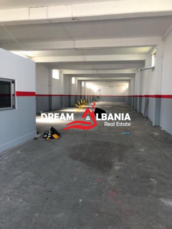 Magazine me qera Ne Autostraden Tirane-Durres prane QTU (ID 4281282)