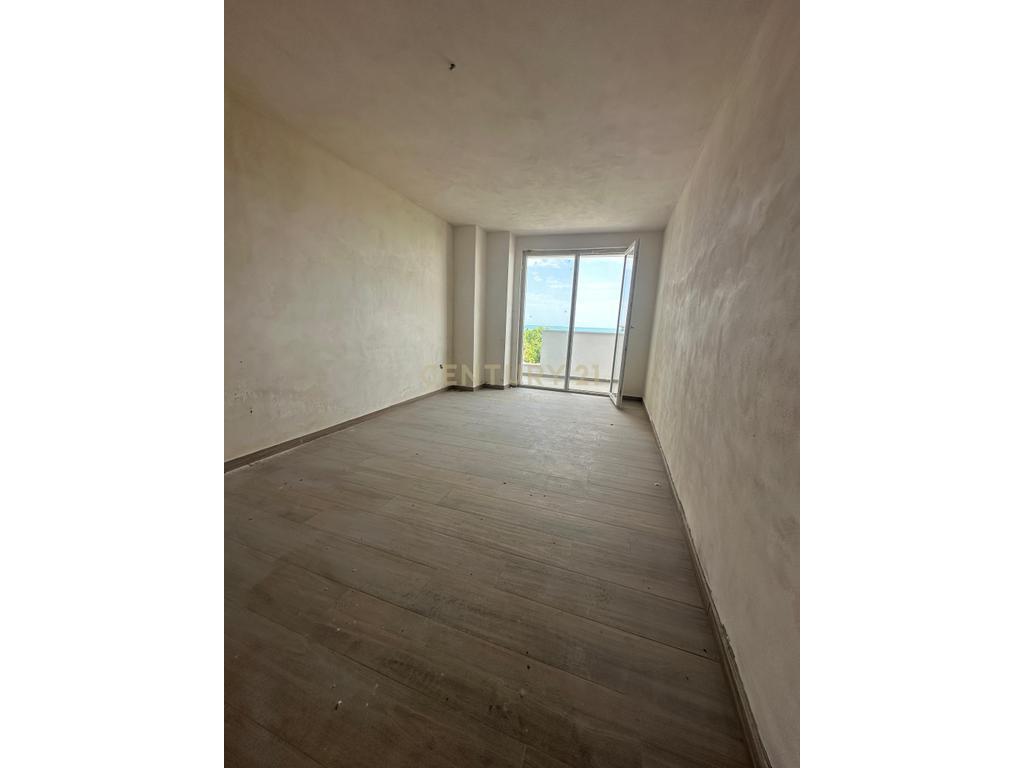 Shitet apartament me pamje nga deti , Golem 