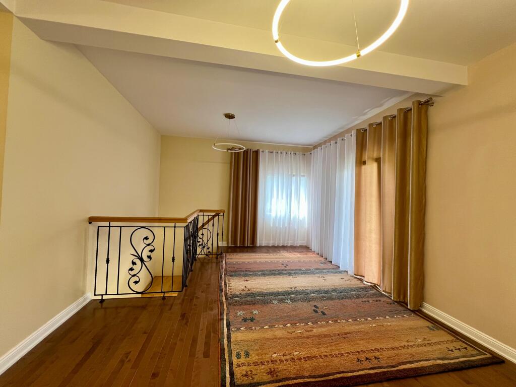 Vendesi Villa 2 Piani, “Mullet”- Tirana.