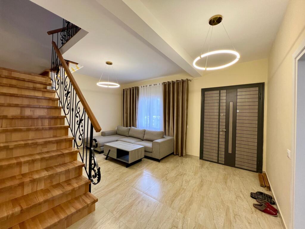 Vendesi Villa 2 Piani, “Mullet”- Tirana.