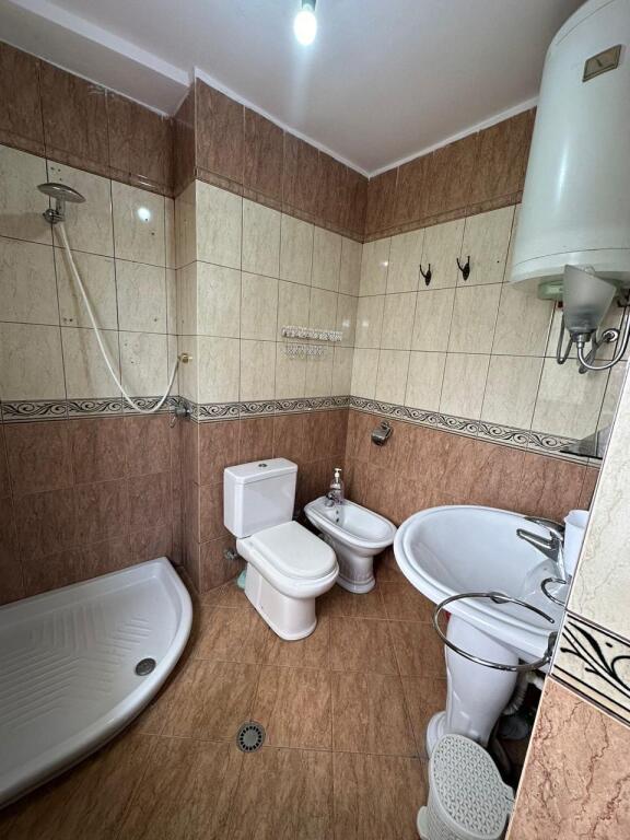 1+1, Myslym Shyri presso la stazione di servizio Kastrati, 550 euro