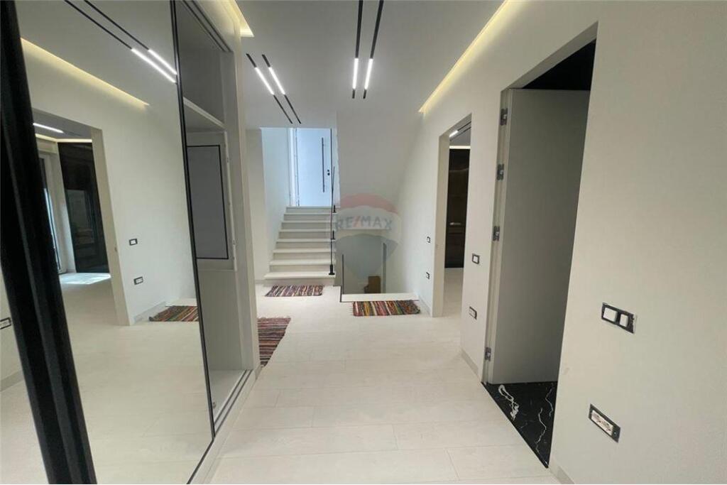 Super villa in affitto, a 5 minuti dal centro commerciale Teg.
