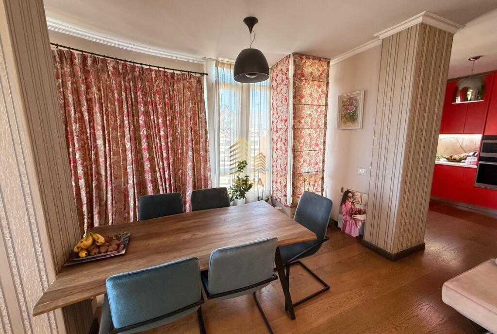 Shitet, Dublex 3+1+2, Ish Stacioni i fundit i Tiranës së Re.