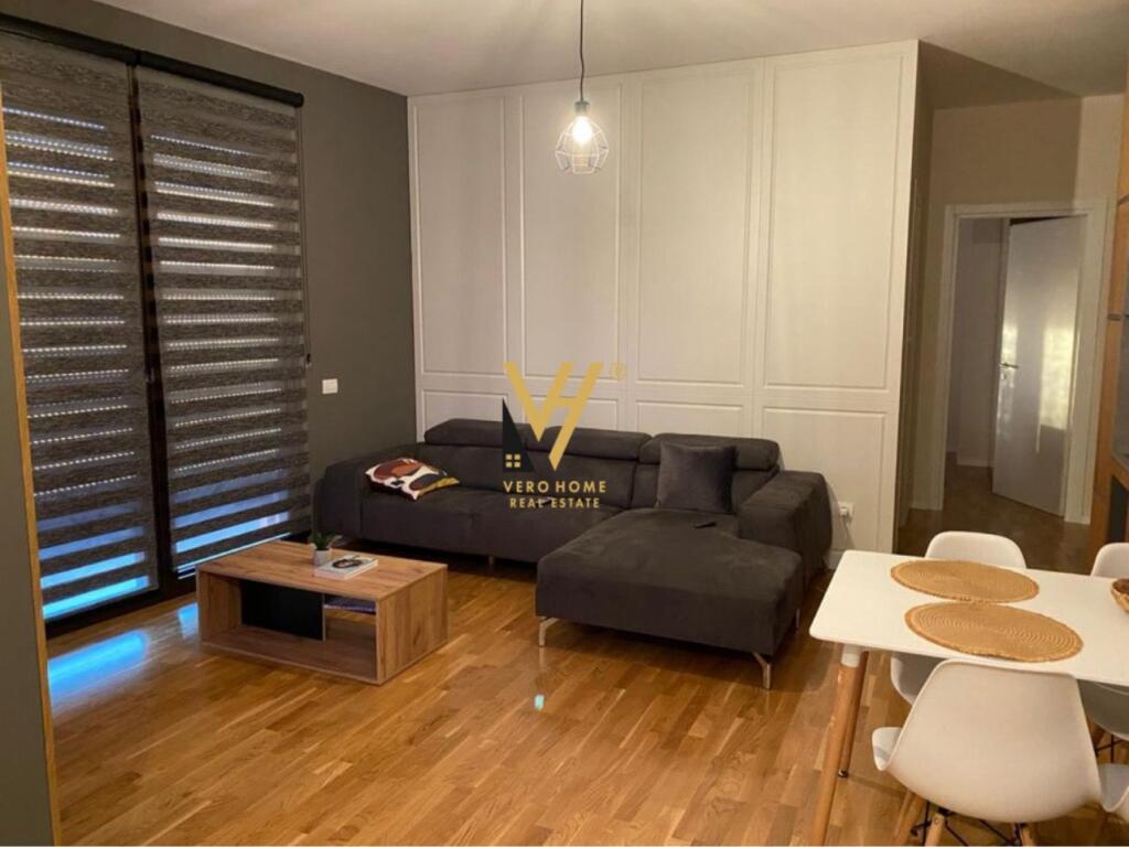 APARTAMENT 1+1+VERANDE ME QERA TE RRUGA E BARRIKADAVE