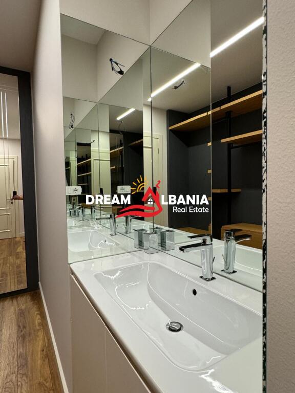 Apartament 2+1 me qera ne Bllok, prane Sky Tower ne Tirane. (ID 42214730)