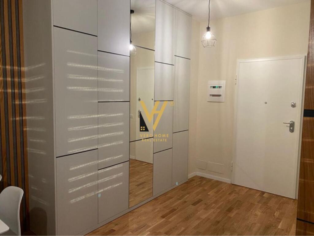 APARTAMENT 1+1+VERANDE ME QERA TE RRUGA E BARRIKADAVE