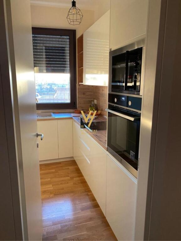 APARTAMENT 1+1+VERANDE ME QERA TE RRUGA E BARRIKADAVE