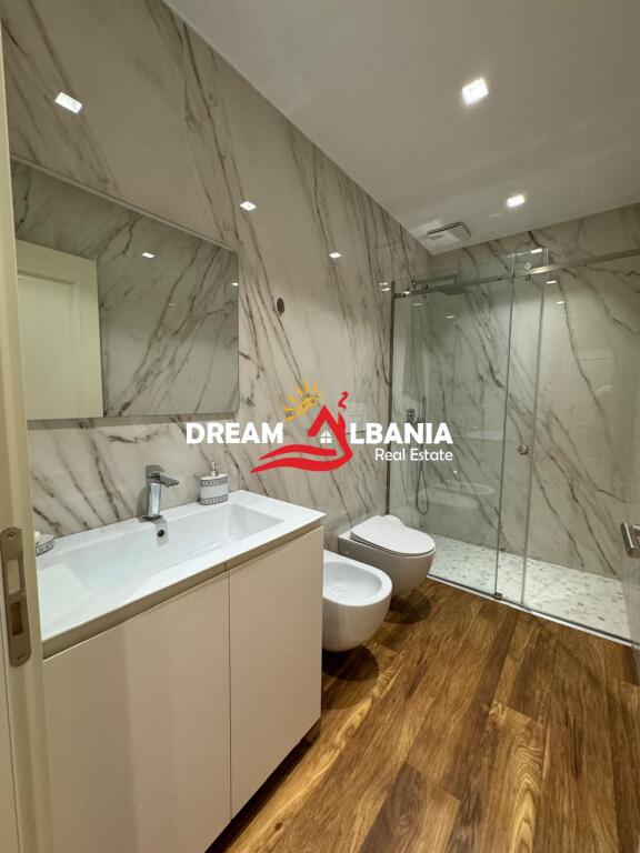 Apartament 2+1 me qera ne Bllok, prane Sky Tower ne Tirane. (ID 42214730)