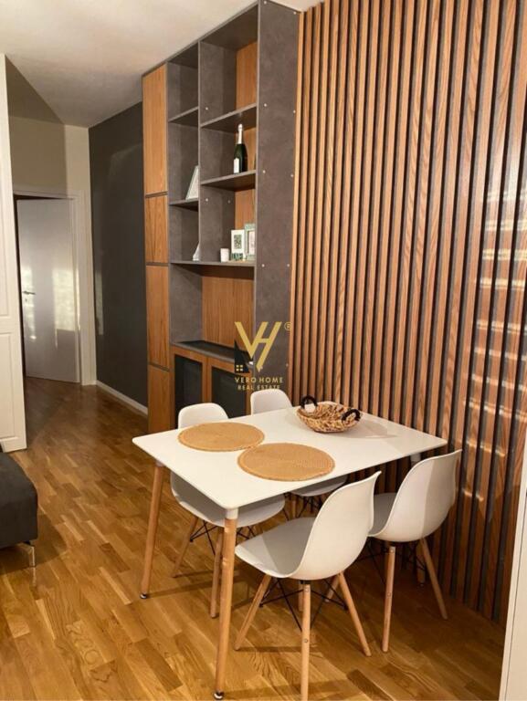 APARTAMENT 1+1+VERANDE ME QERA TE RRUGA E BARRIKADAVE