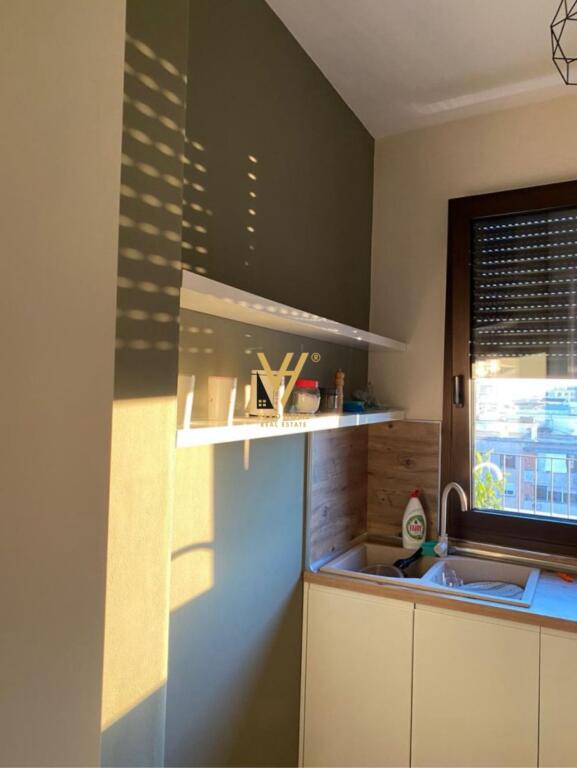 APARTAMENT 1+1+VERANDE ME QERA TE RRUGA E BARRIKADAVE