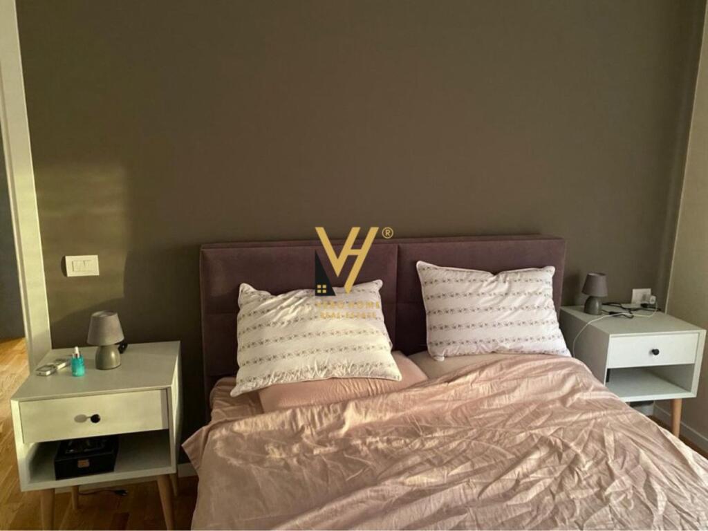 APARTAMENT 1+1+VERANDE ME QERA TE RRUGA E BARRIKADAVE