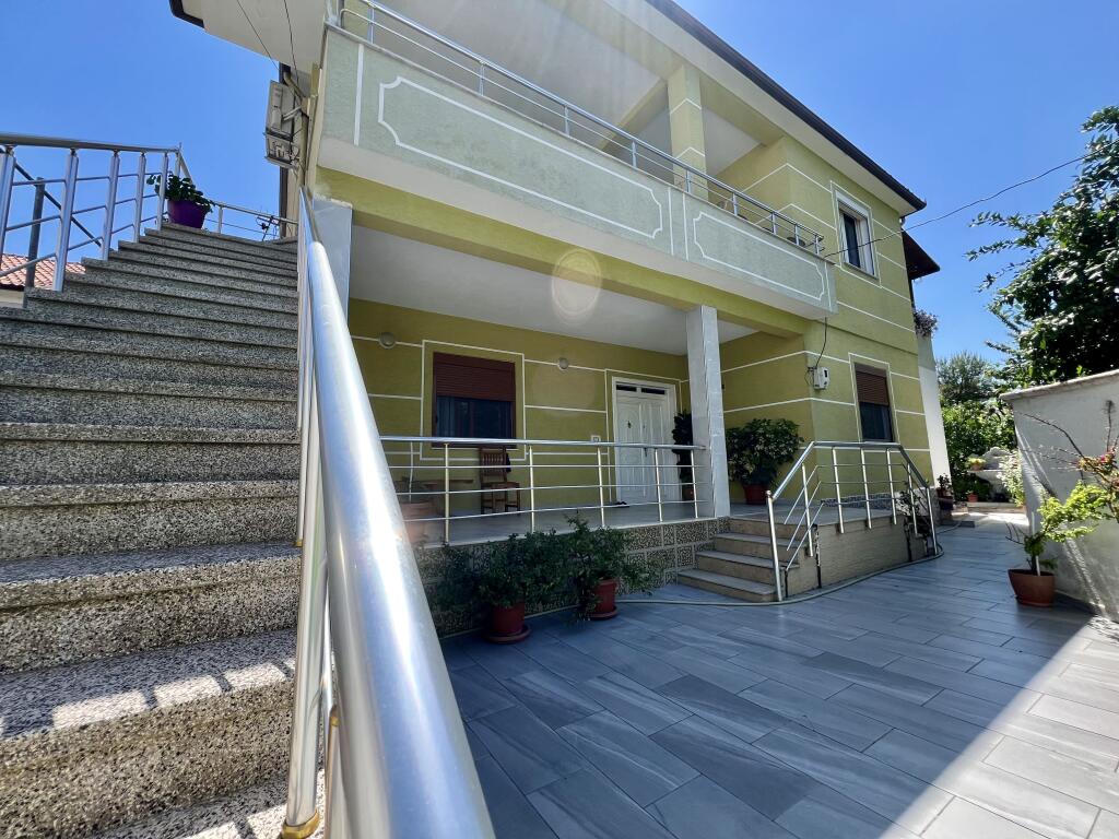 VENDITA CASA A DUE PIANI - LAPRAKE