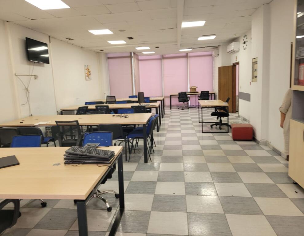Occasione!! Spazio commerciale in vendita presso l'ex esposizione.