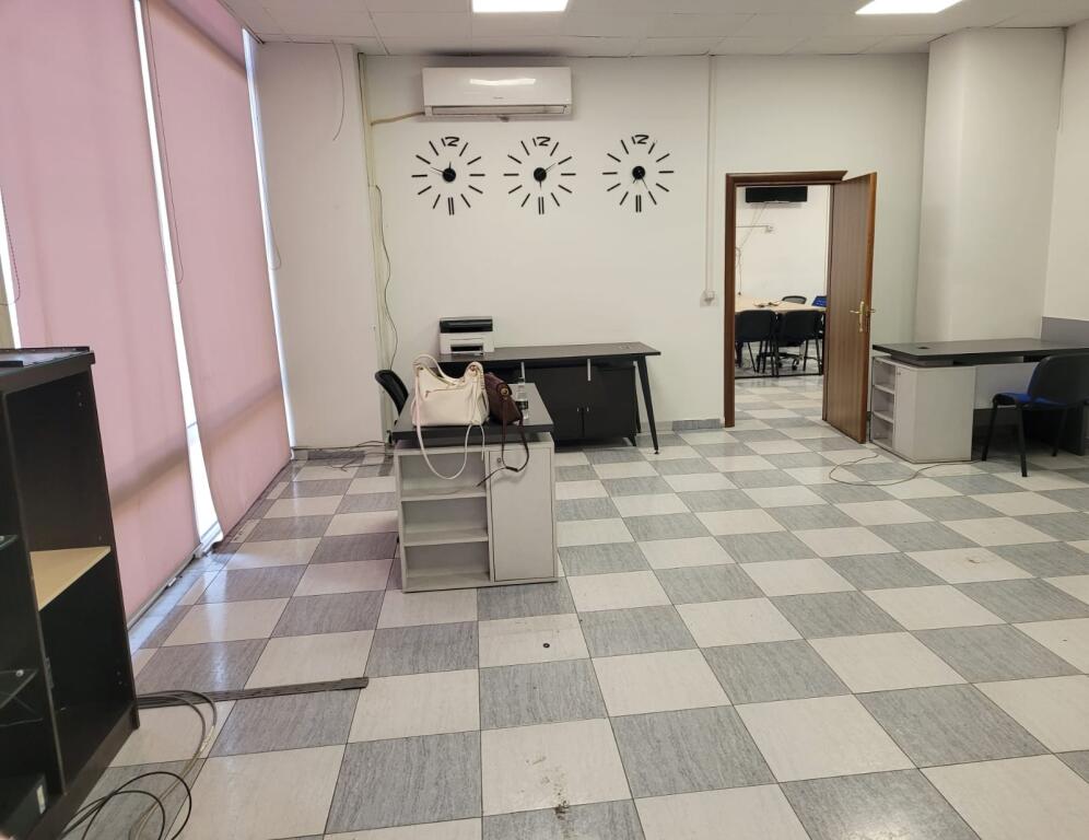 Occasione!! Spazio commerciale in vendita presso l'ex esposizione.