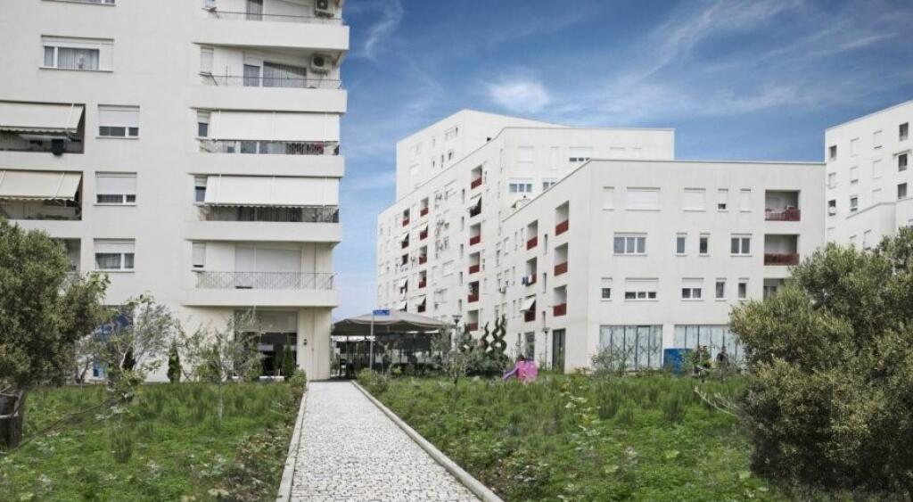 Shop for sale at 21 Dhjetori, inside the Kontakt Complex (ID 4171590)