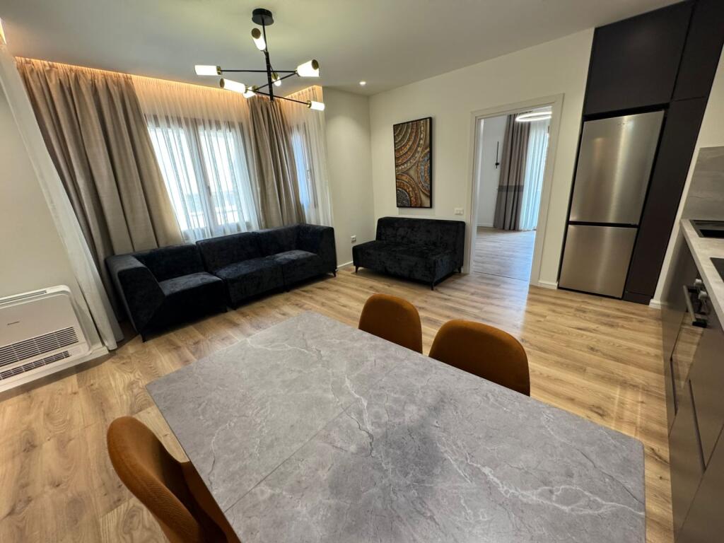 Super Apartament 2+1 me qera te Komuna e Parisit/Kristal Center