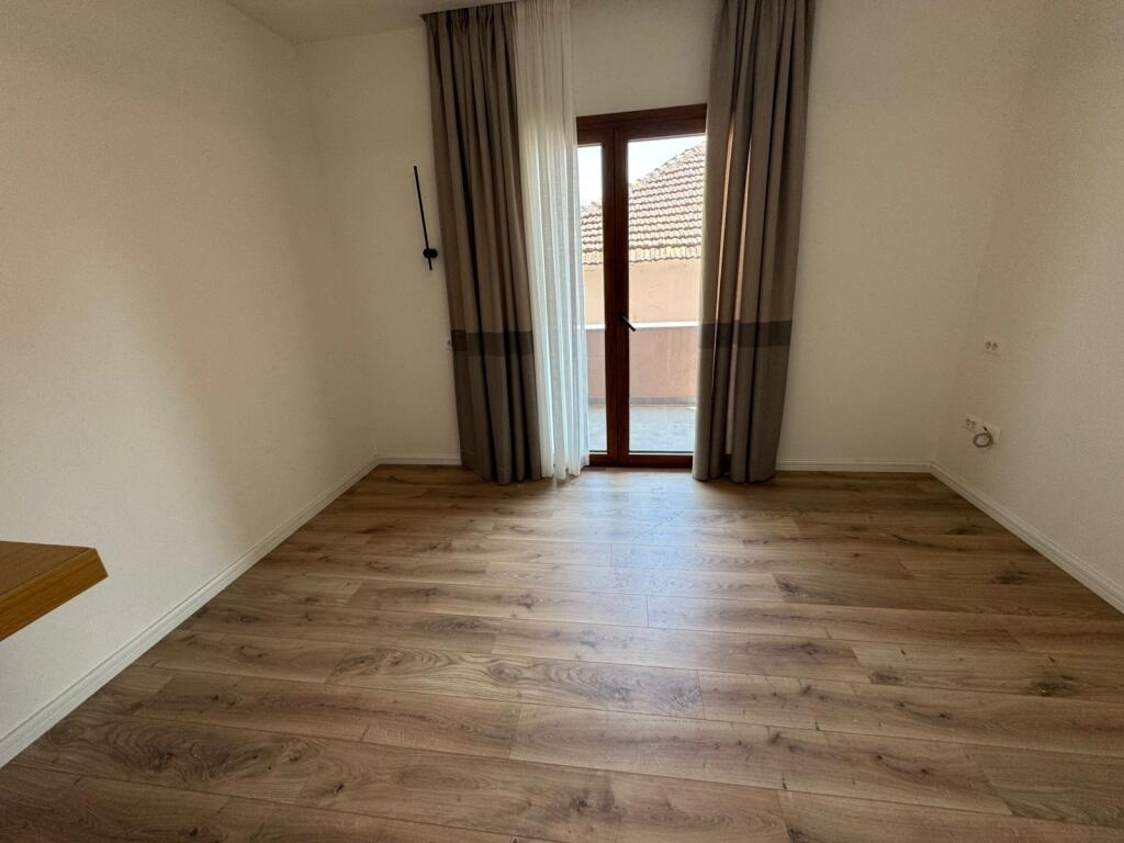 Super Apartament 2+1 me qera te Komuna e Parisit/Kristal Center