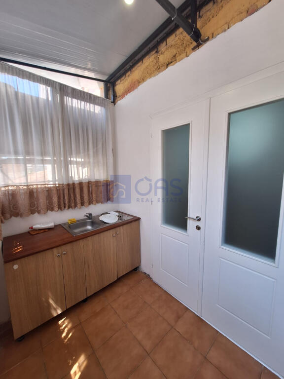 Një apartament 1+1 jepet me qera në Rrugën e Barrikadave.