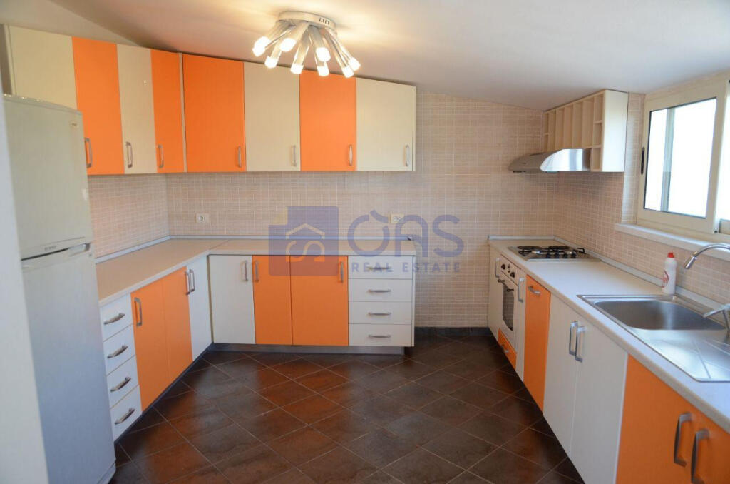 Apartament 4+1 për qira tek Liqeni i Thate