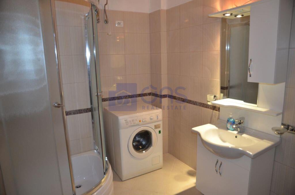 Apartament 4+1 për qira tek Liqeni i Thate