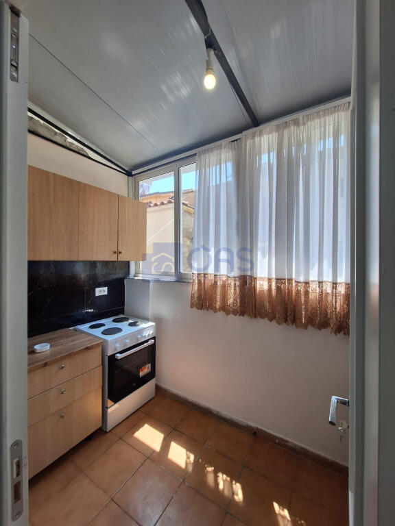 Një apartament 1+1 jepet me qera në Rrugën e Barrikadave.