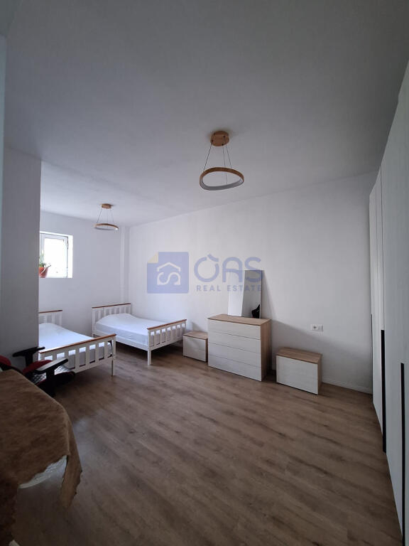 Një apartament 1+1 jepet me qera në Rrugën e Barrikadave.