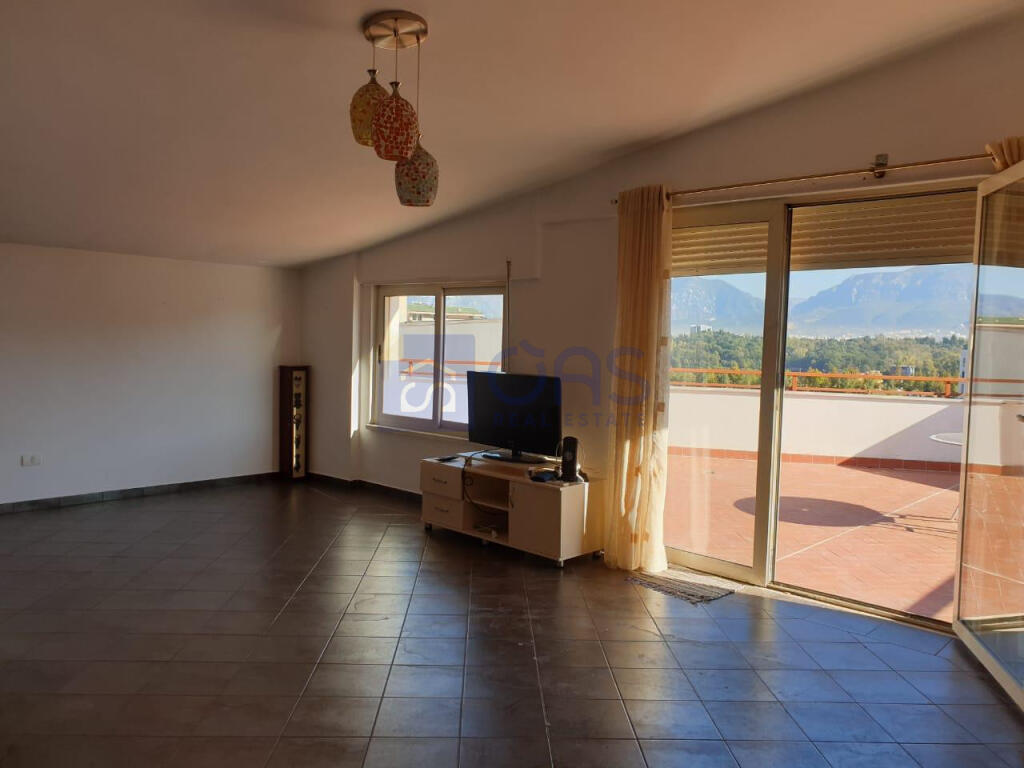 Apartament 4+1 për qira tek Liqeni i Thate