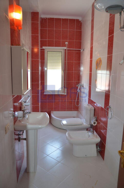 Apartament 4+1 për qira tek Liqeni i Thate