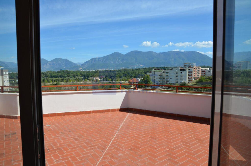 Apartament 4+1 për qira tek Liqeni i Thate