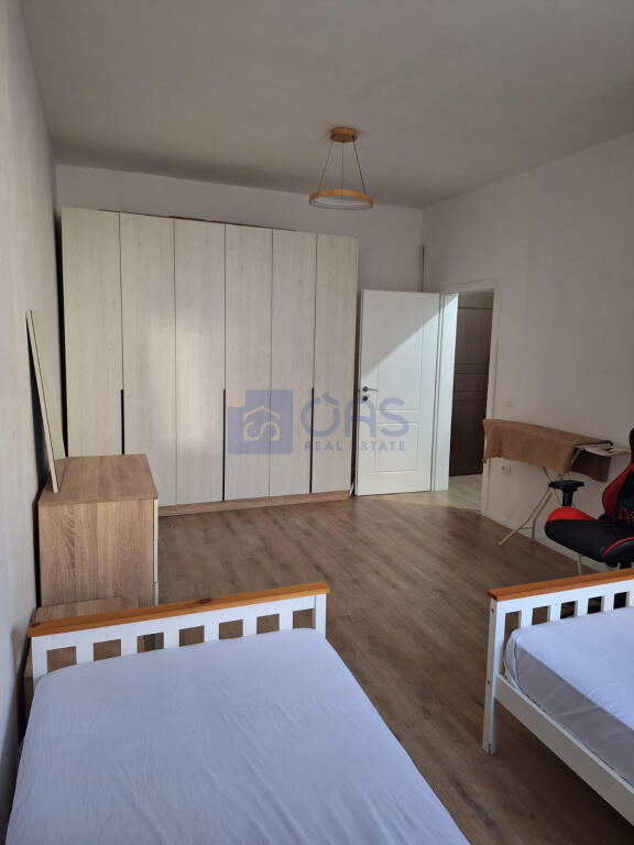 Një apartament 1+1 jepet me qera në Rrugën e Barrikadave.
