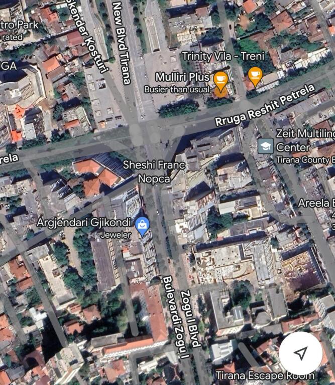 Dyqan ne shitje buze rruge ne Unaze, prane Harry Fultz ne Tirane (ID 4171497)