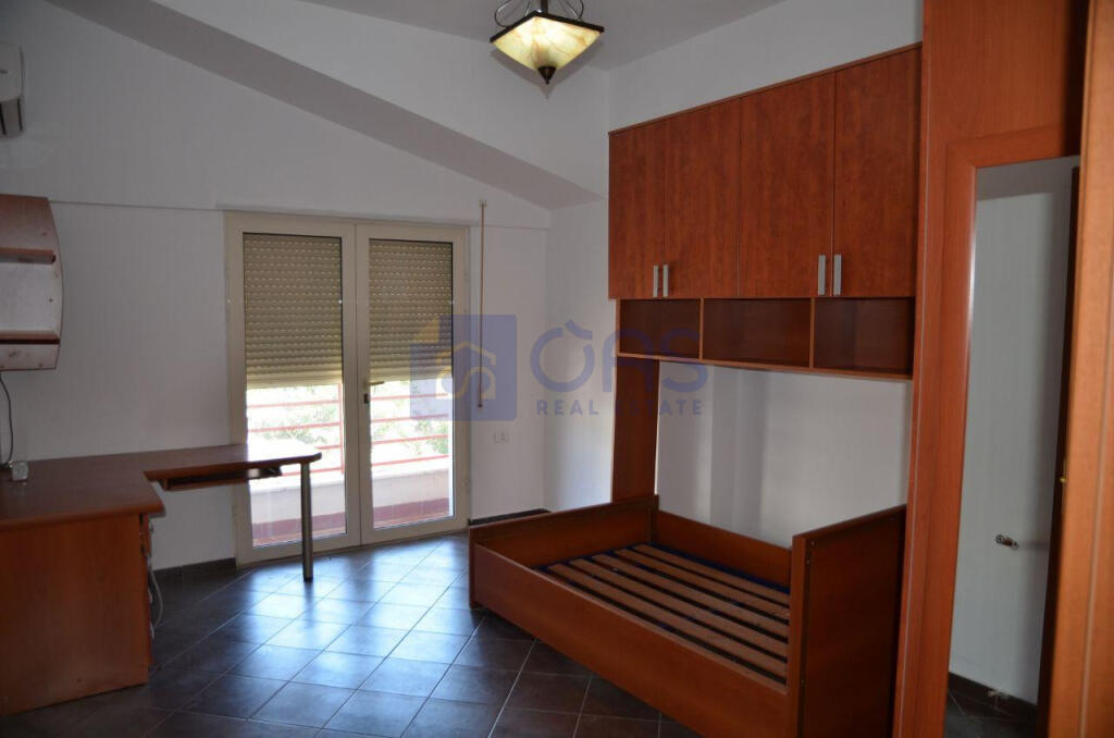 Apartament 4+1 për qira tek Liqeni i Thate