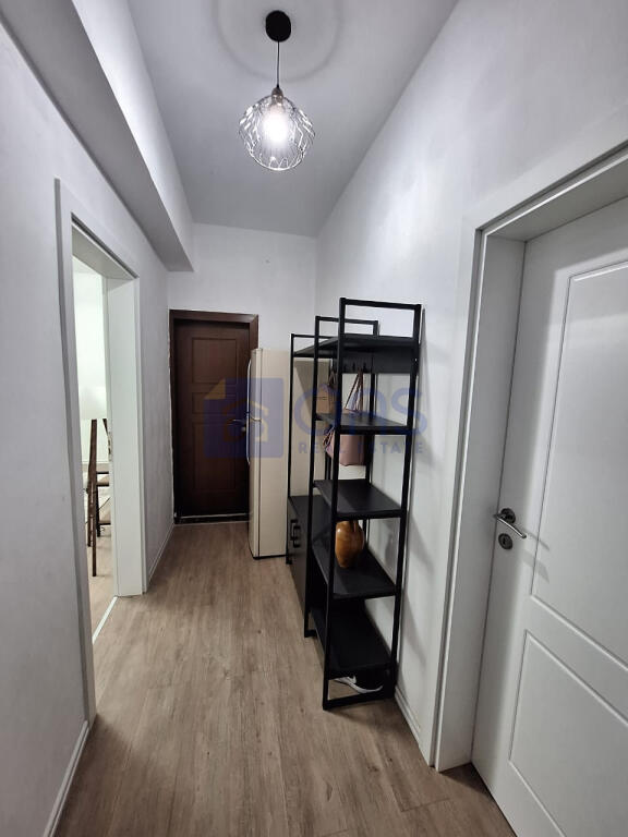 Një apartament 1+1 jepet me qera në Rrugën e Barrikadave.