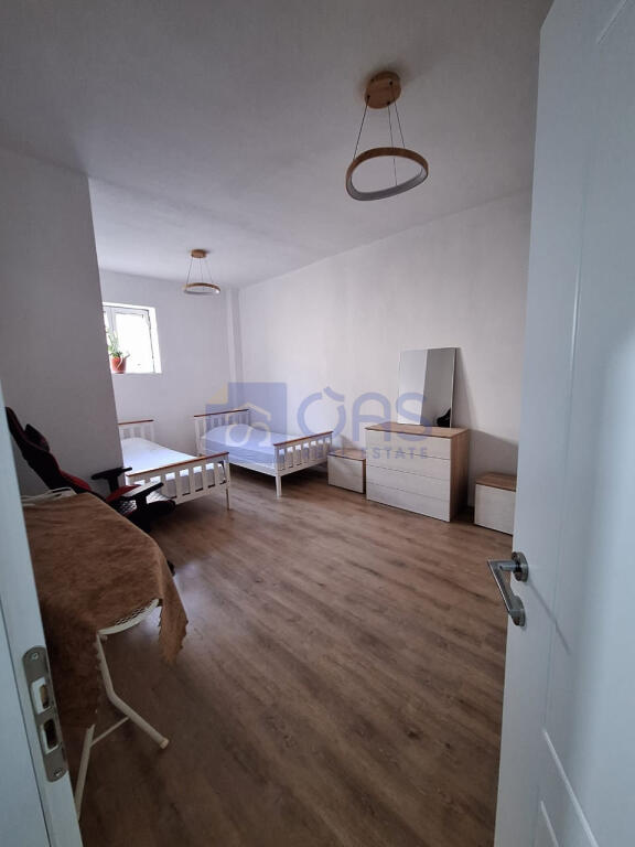 Një apartament 1+1 jepet me qera në Rrugën e Barrikadave.