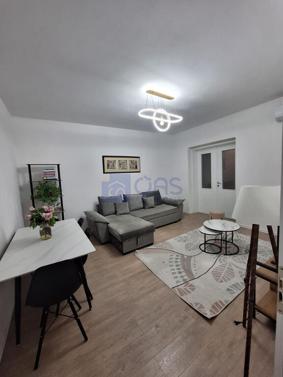Një apartament 1+1 jepet me qera në Rrugën e Barrikadave.